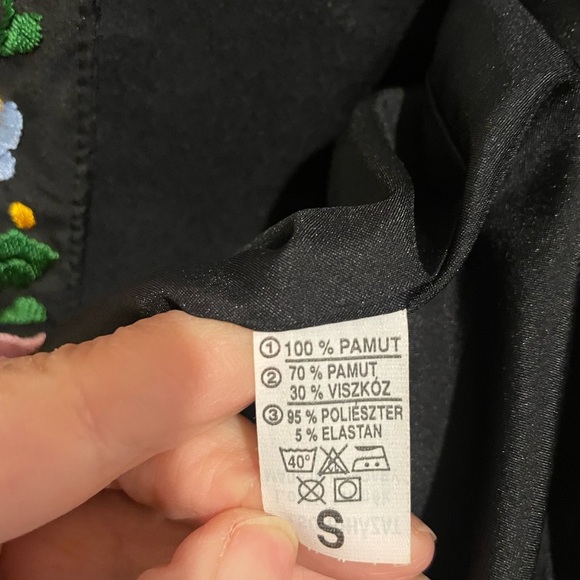 Black full embroidered floral Jacket. Size Smalll - Picture 3 of 6